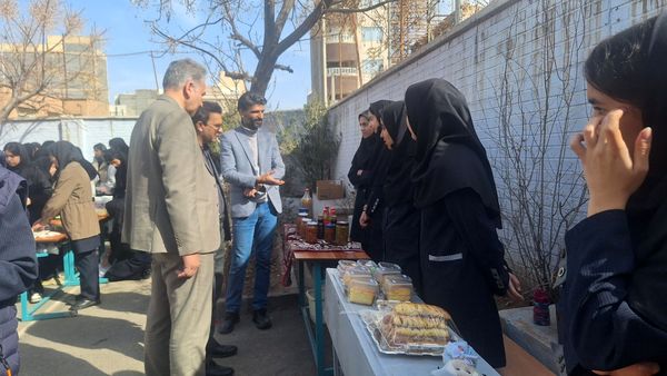 برپایی بازارچه دانش آموزی در دبیرستان فیاض شهرستان کاشمر 