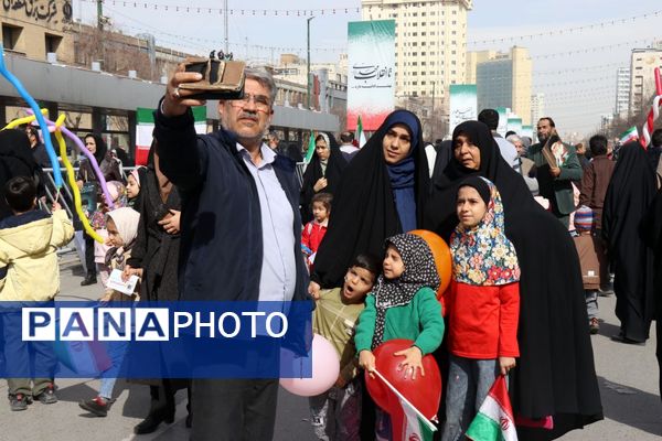 طنین شعارهای انقلابی در سالروز پیروزی انقلاب اسلامی ایران