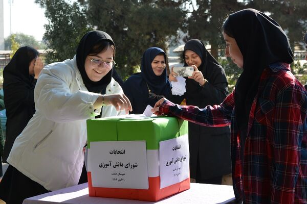 تجربه تمرین دموکراسی دانش‌آموزان مدرسه حکمت در انتخابات شورای دانش‌آموزی