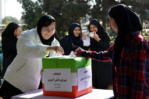 تجربه تمرین دموکراسی دانش‌آموزان مدرسه حکمت در انتخابات شورای دانش‌آموزی