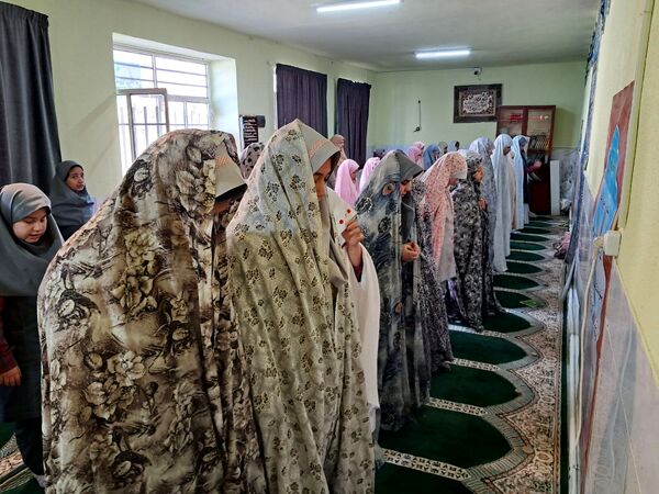 شرکت دانش‌آموزان مدرسه حضرت زینب(س) در نماز جماعت