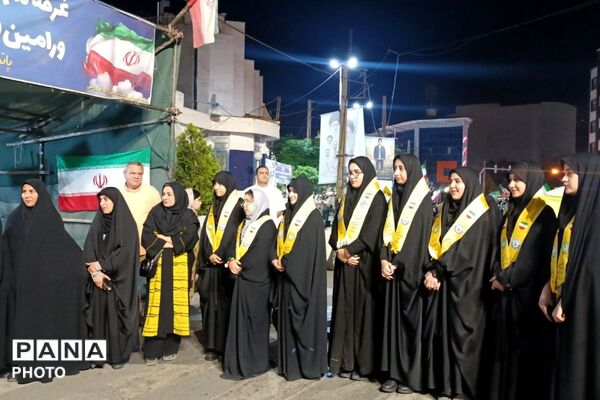 دبیرستان دخترانه ولایت در غرفه شهدای دانش‌آموز ورامین 