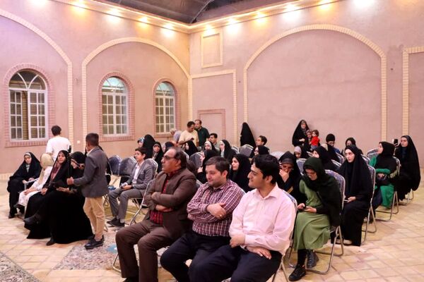 «محفل شهریور شعر» با حضور دانش‌آموزان یزدی