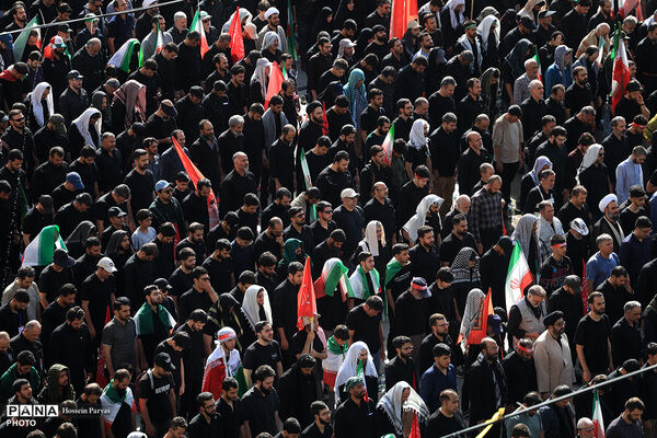  اقامه نماز بر پیکر مطهر رهبر شهید انقلاب و شهدای خانواده ایشان
