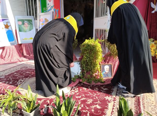 نواختن زنگ انقلاب در دبیرستان بنت‌الهدی صدر رضویه