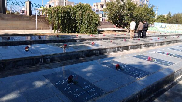 گلباران مزار شهدای اهر به‌مناسبت آغاز هفته دفاع مقدس