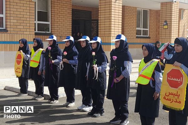 میزبانی دختران مدرسه محدثه شاهد از سرگرد چگینی فرمانده نیروی انتظامی ورامین و همراهانشان