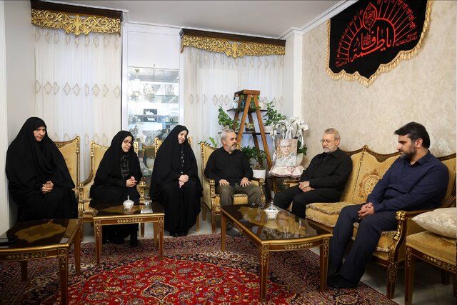  علی لاریجانی با خانواده شهید سپهبد باقری دیدار کرد