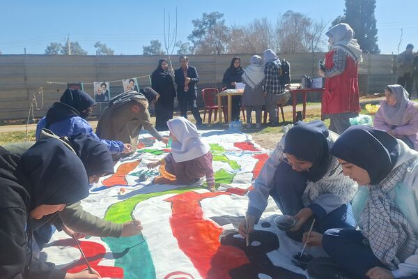 لذت نقاشی همگانی کنار دوستان در بوستان جنت شیراز 