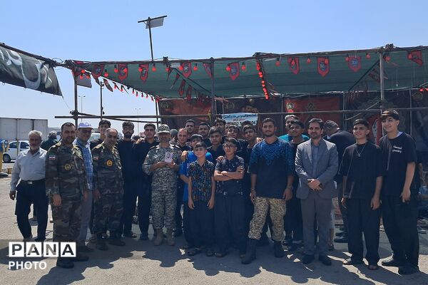 بهارستان دو در مسیر عشق؛ میزبانی فرهنگیان از زائران حسینی در عوارضی پرند