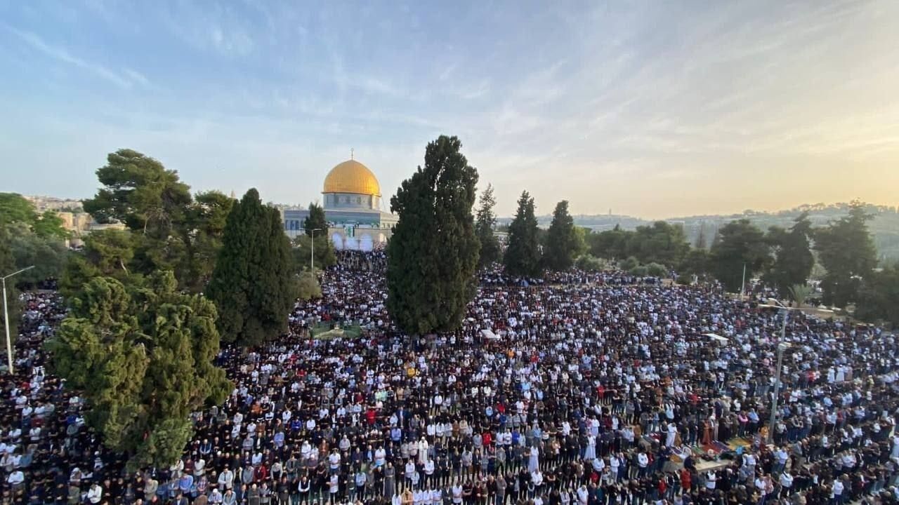 ۱۲۰ هزار فلسطینی نماز عید را در مسجد الاقصی بر پا کردند

