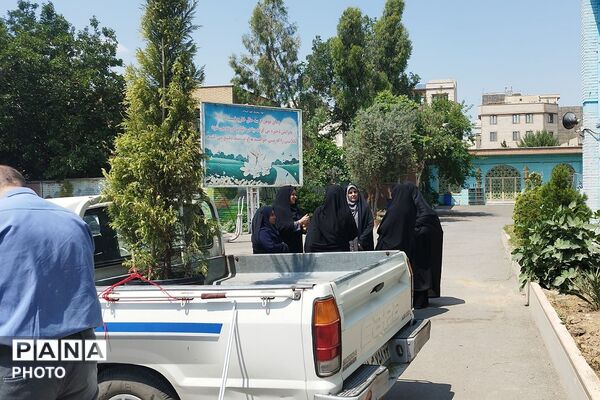 آیین کاشت نهال امید به یاد شهدای دانش‌آموز جنگ رمضان در دبیرستان فتح المبین شهرری 