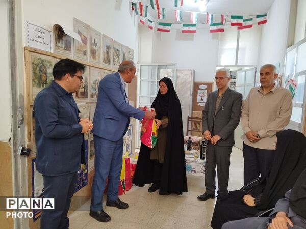 تجلیل از کادر مدرسه خدیجه کبری(س) در هفته معلم