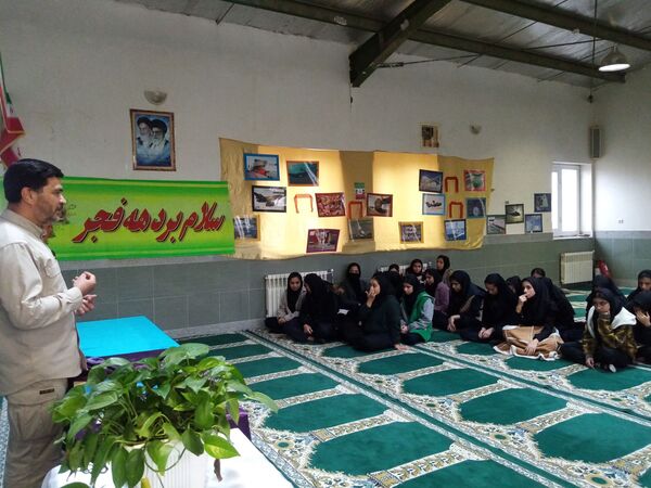 نمایشگاه آمادگی دفاعی و یادآوره ی دستاوردهای انقلاب سلامی در مدرسه حضرت زینب  شهر کندر 