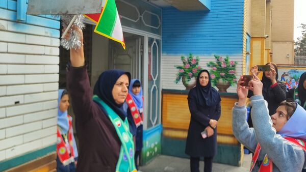 آیین نواختن زنگ چهل و هفتمین سالروز پیروزی انقلاب اسلامی در دبستان دخترانه فرهنگیان ۲