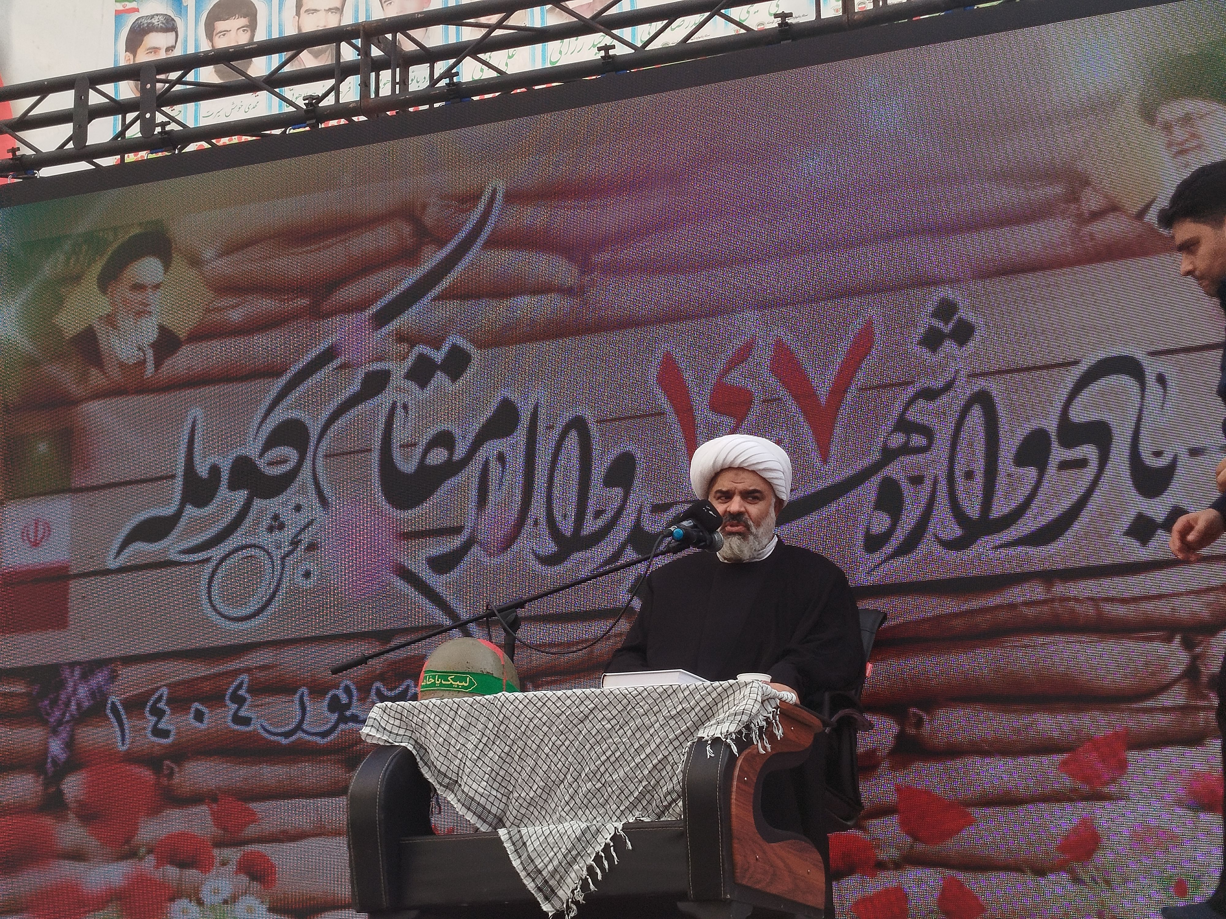 شهدا بی واسطه از منبع فیض الهی متنعم هستند