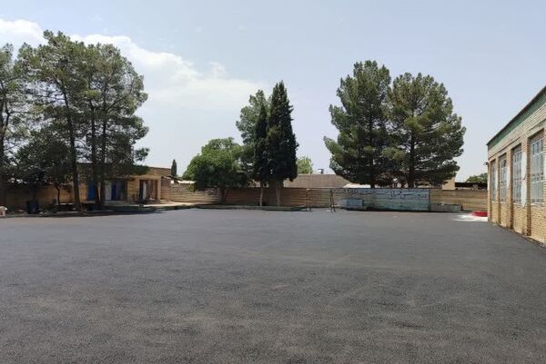 محوطه مدرسه شهید مصیب دهقان شهرستان بیضا آسفالت شد