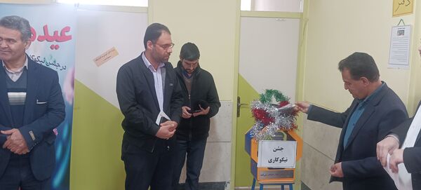 نواختن زنگ احسان و نیکوکاری در دبیرستان دوره اول دخترانه خدادای شهرستان نطنز 