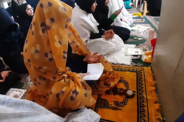 اقامه نماز جماعت دانش‌آموزان در مسجد