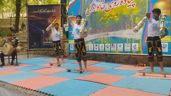 پیاده‌روی خانوادگی بروجنی‌ها