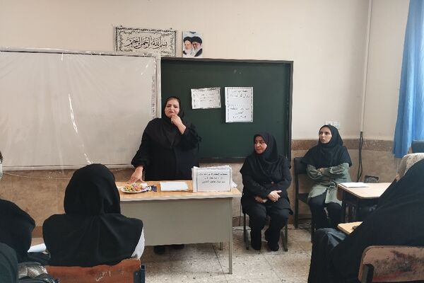 جلسه انجمن و اولیا در دبیرستان فاطمه آهنچی مشهد