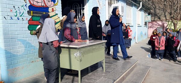 تقدیر از نخبگان درسی دبستان حضرت زینب(س) در طرقبه شاندیز