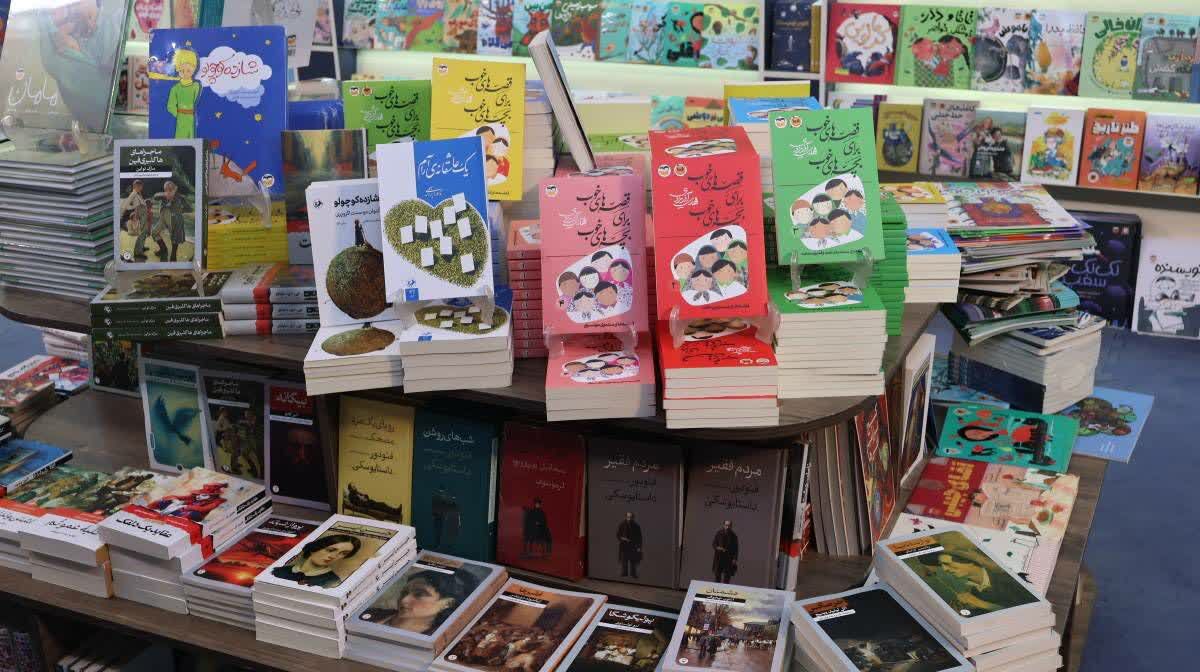 از قصه‌گویی تا رونمایی کتاب؛ نمایشگاهی به یاد کودکان میناب در خیابان حجاب 