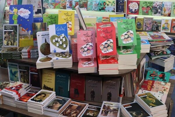 از قصه‌گویی تا رونمایی کتاب؛ نمایشگاهی به یاد کودکان میناب در خیابان حجاب 