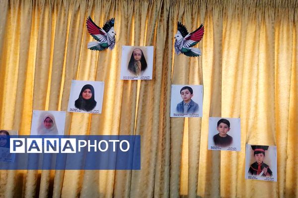 دانش‌آموزان با پرچم یا زهرا بر استکبار تاختند