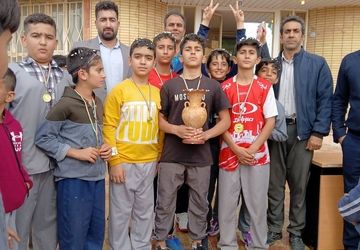 فوتبال درون مدرسه‌ای در آموزشگاه شهید مفتح الشتر