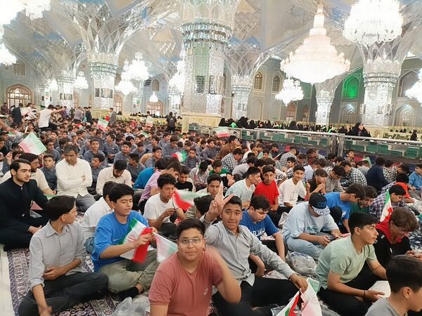 اجتماع 5 هزار نفری نوجوانان دانش آموز در حرم مطهر رضوی 