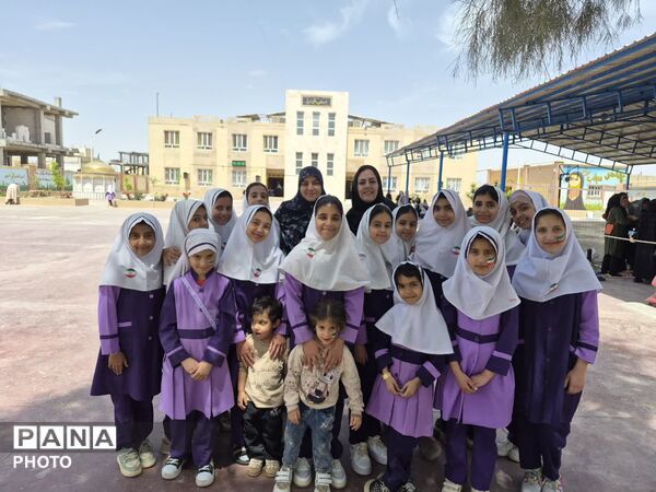 کاشت نهال به یاد نوگلان شجره طیبه میناب در دبستان اندیشه ناحیه یک یزد