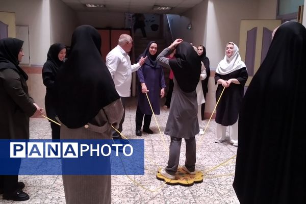 برگزاری دوره‌های توانمند سازی در دبستان ۱۸ دی ناحیه دو شهرری با حضور مدرس سازمان دانش‌آموزی 