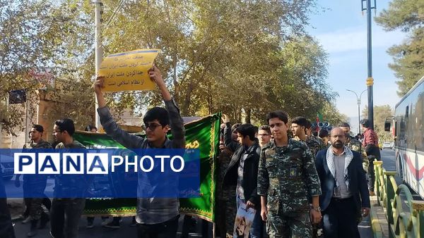 حضور پرشور مردم کاشان در راهپیمایی روز 13 آبان