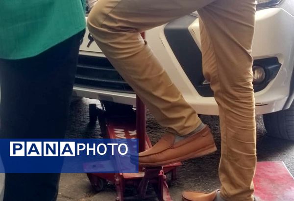 بانوان حاجی‌آباد در کارگاه تعمیرات ماشین