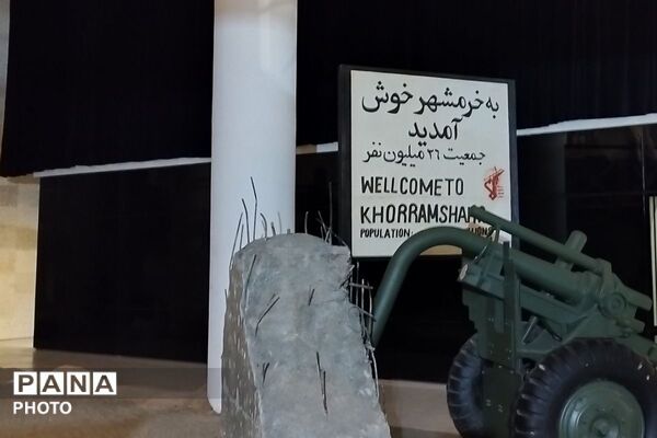 بازدید از موزه ی ملی انقلاب اسلامی به مناسبت هفته‌ی دفاع مقدس