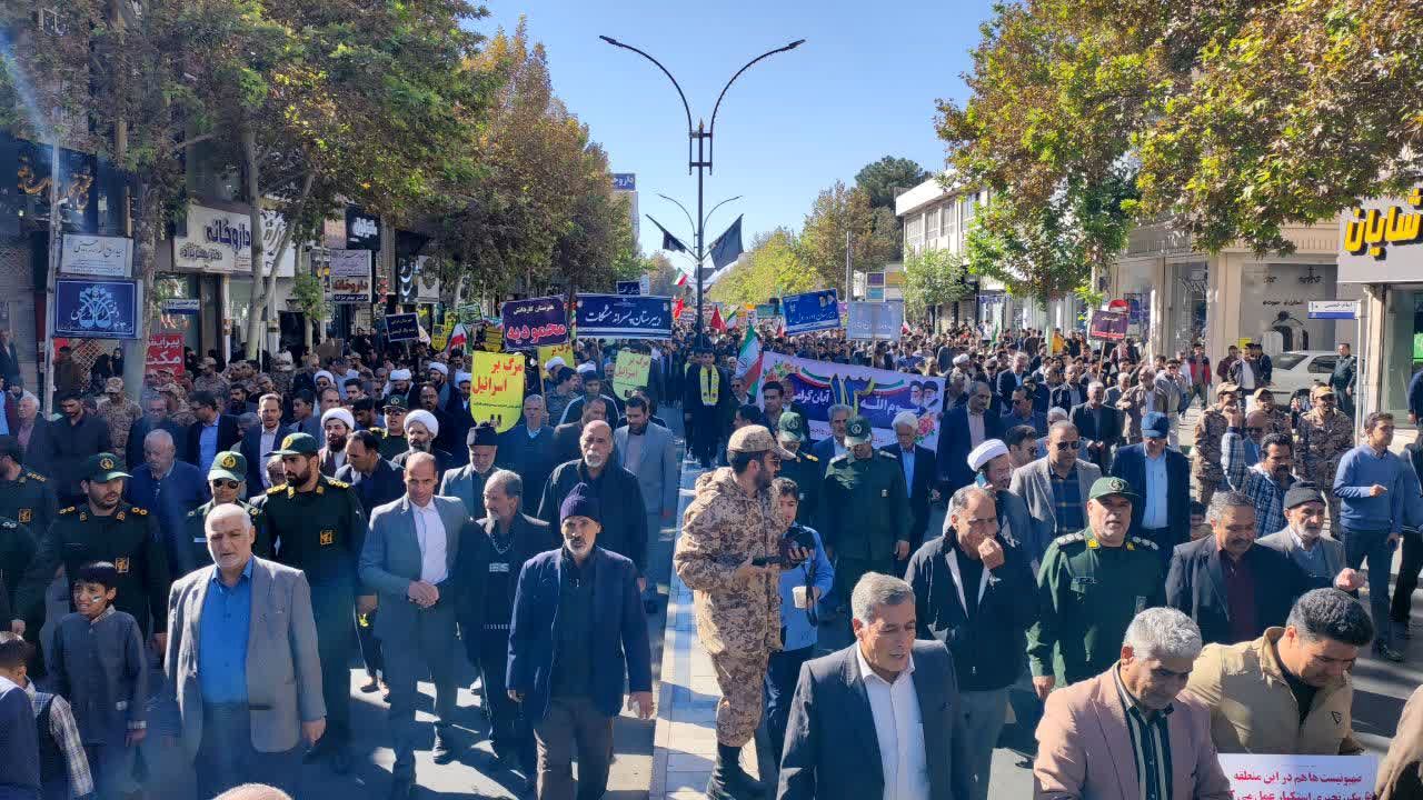 حضور پرشور نوجوانان و خانواده‌ها در سیزده آبان تجدید پیمان با انقلاب