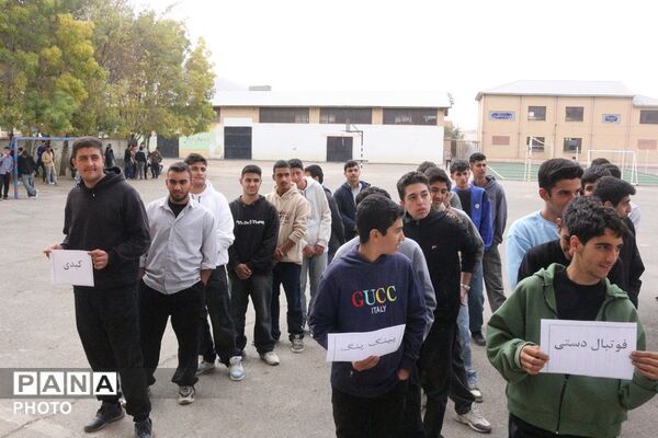 طنین شور و نشاط ورزشی در هنرستان امام علی (ع) فیروزکوه با افتتاحیه المپیاد درون‌مدرسه‌ای
