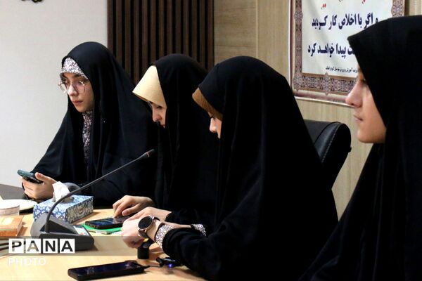 نشست خبری با خبرنگاران پانای کبودرآهنگ در اداره آموزش و پرورش