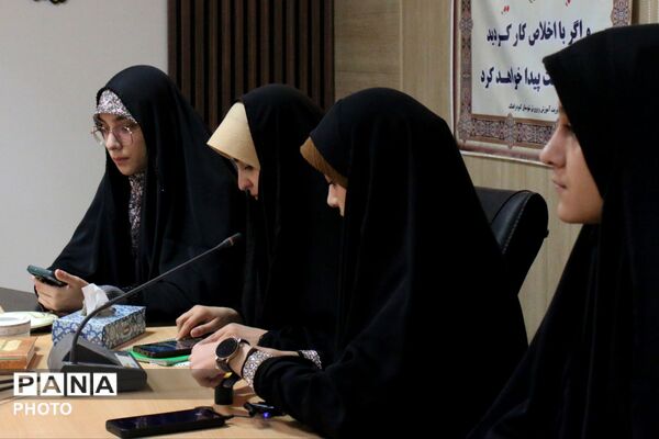 نشست خبری با خبرنگاران پانای کبودرآهنگ در اداره آموزش و پرورش