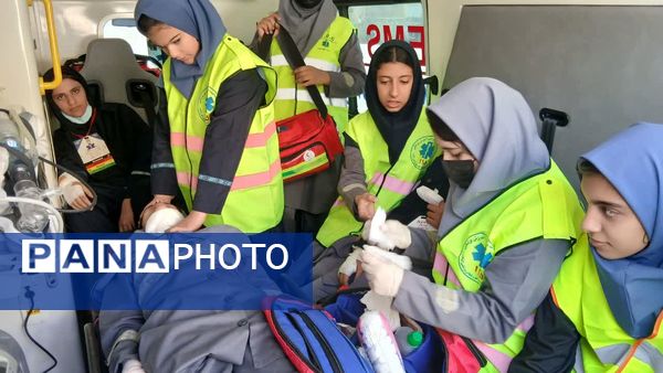 برگزاری مانور سراسری زلزله و ایمنی در مدرسه شهید دهقان 