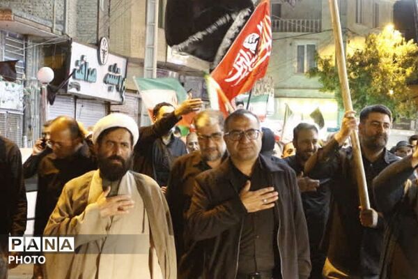 فیروزکوه در سوگ و خشم؛ طنین فریادهای مردم در تجمعات شبانه مردم در خون‌خواهی رهبر شهید
