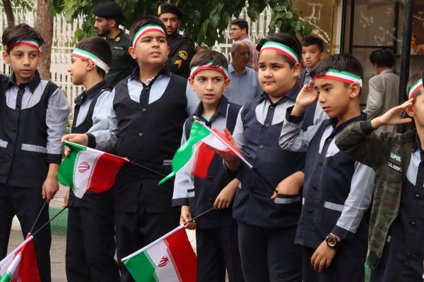 مراسم تشییع پیکر معلم شهید حجت‌الله یوسفیه با حضور باشکوه مردم شهرستان ورامین 
