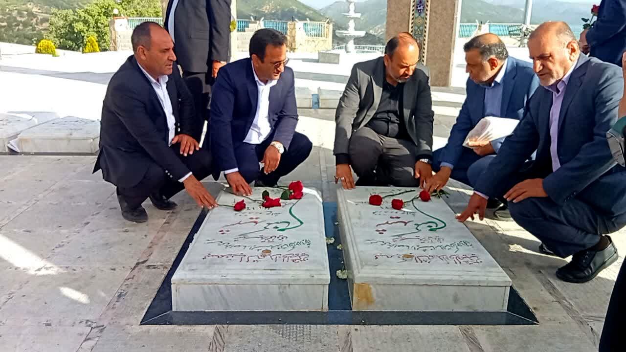 غبار رویی گلزار شهدا با حضور معاون پرورشی و فرهنگی ورزات آموزش و پرورش در یاسوج 