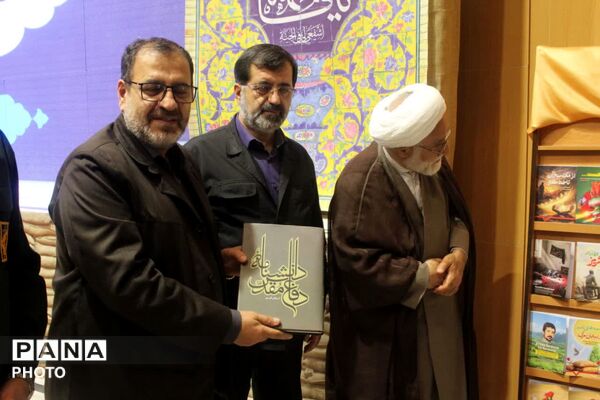 رونمایی از نخستین جلد دانشنامه دفاع مقدس استان قم