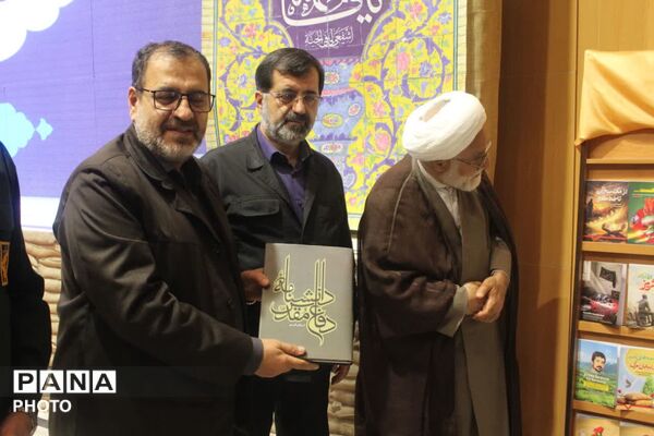 رونمایی از نخستین جلد دانشنامه دفاع مقدس استان قم