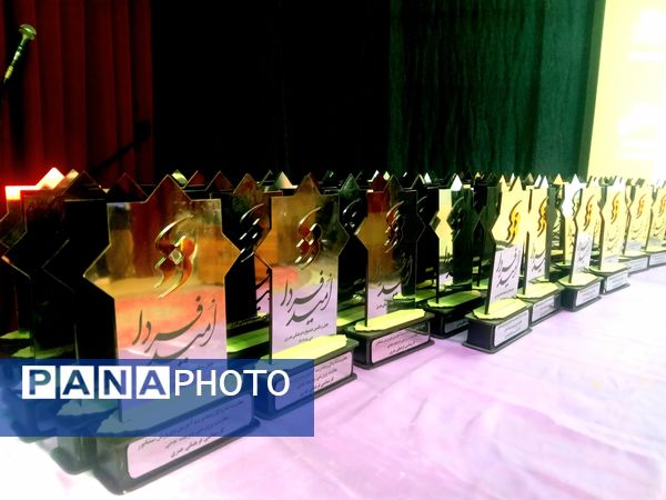 تجلیل از برگزیدگان مسابقات فرهنگی هنری جشنواره امید فردا در نیشابور