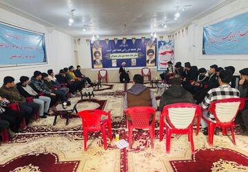 دیدار دانش‌آموزان دبیرستان طالقانی با امام جمعه شهرستان معمولان به مناسبت دهه فجر