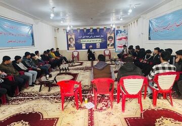 دیدار دانش‌آموزان دبیرستان طالقانی با امام جمعه شهرستان معمولان به مناسبت دهه فجر
