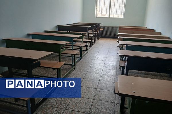 دبیرستان دخترانه بعثت۲ شهرک وایین در تدارک پروژه مهر با توزیع کتاب و لباس فرم